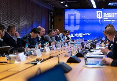 Участники стажировки «Федеральная практика» встретились с Министром промышленности и торговли РФ Денисом Мантуровым